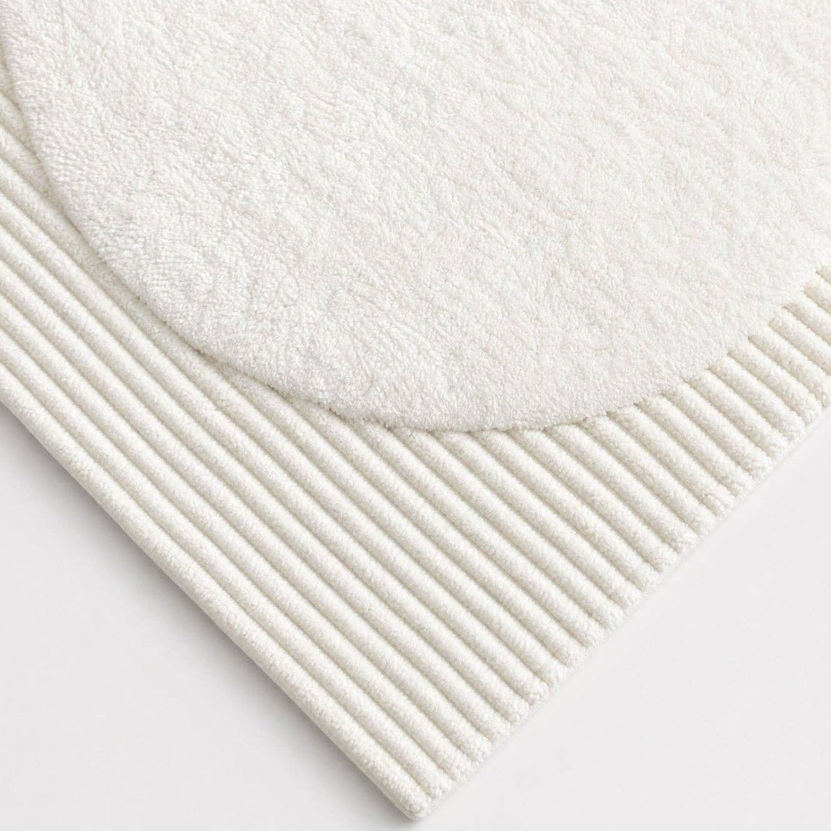 Hotel Luxury Bath Rug: White / One Size